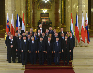 Csoportkép a V4 házelnökeinek parlamenti bizottságainak konferenciáján az Országházban